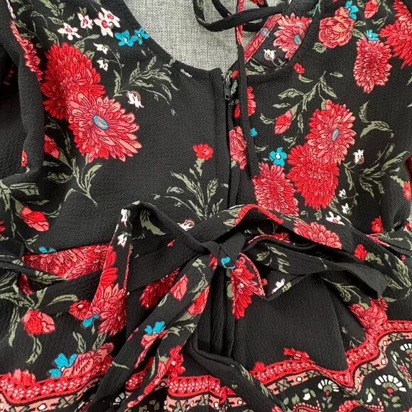 NEW! Miami By Francesca's Romper Small Floral V-Neck Black Red Figure Flattering - Picture 12 of 16